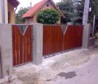 Brány a ploty - BP 115. Bránička a posuvná brána z nerezovej konštrukcie. Ako výplň boli použité drevené dosky.